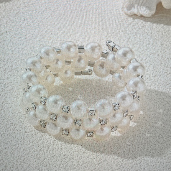 Jewelry - Elegant White Pearl and Silver Crystal Stretch Bracelet